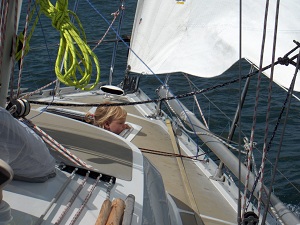 Bente bekijkt het vanuit de voorpunt